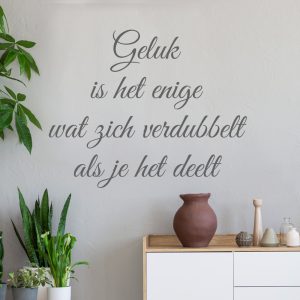 Muursticker “Geluk is het enige wat zich verdubbelt als je het deelt”